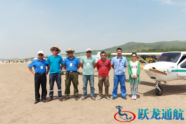 躍龍通航團(tuán)隊(duì)參加飛行大會活動合影留念